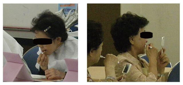 図1：化粧行為をしている高齢女性と歯磨きしている高齢女性の写真。