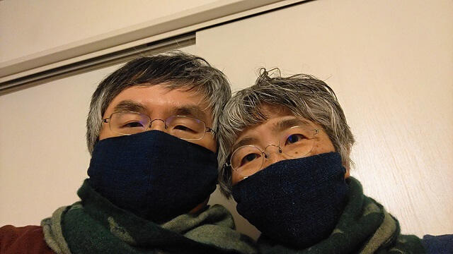 写真1：友人がラオスの布を使用して作ったマスクをつける筆者夫婦の様子を表す写真。