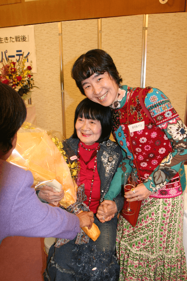 写真：庭園美術館で行われた筆者宮子あずさ氏のお母さまの出版記念パーティーでの様子を表す写真。