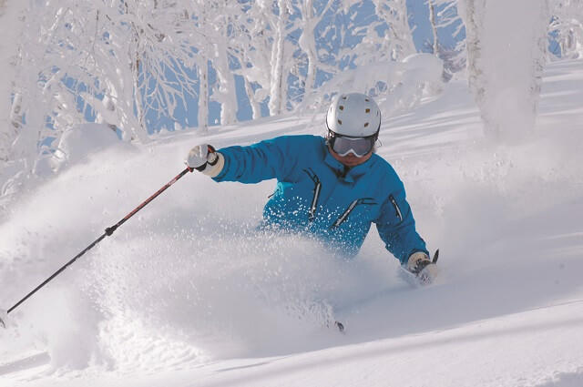 写真：インタビュアー三浦氏がスキーをする様子を表わす写真。
