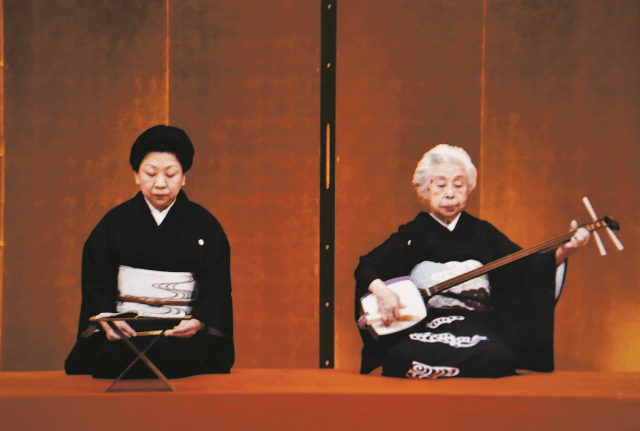 写真2：東京・紀尾井小ホールにて行われた「五代目杵屋勘五郎追善百年祭」での演奏の様子を表す写真。写真右が杵屋響泉さん、写真左が娘の六響さん。