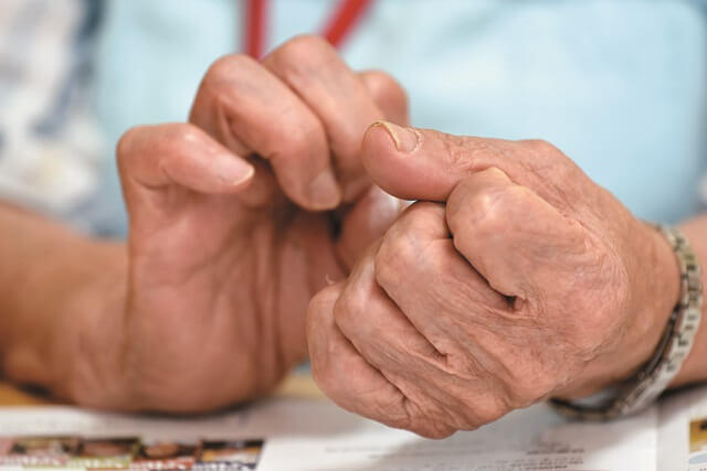 写真4：池田さんの手を表す写真。手は大きく指が太く手のひらは温かく柔らかい。