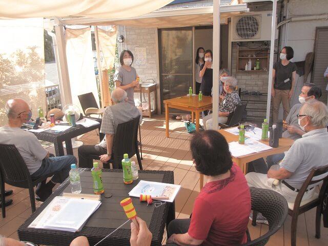 写真8：屋外で開催するあおぞら健康講座ガーデンテラスの様子を表わす写真。