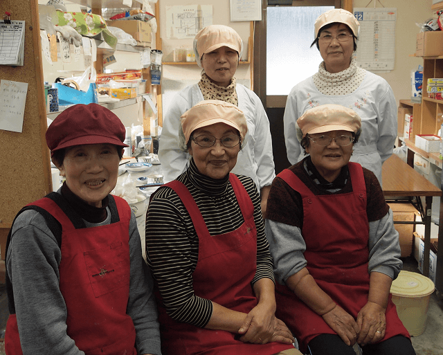 写真2：茶の里野菜村で、地元野菜を使った郷土食を提供する食堂の運営を担う組合女性部の皆さんの写真。