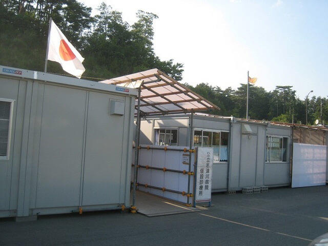 写真4：震災から1か月後にオープンした「公立志津川病院仮設診療所」により、地元医療機関が再開した様子を表す写真