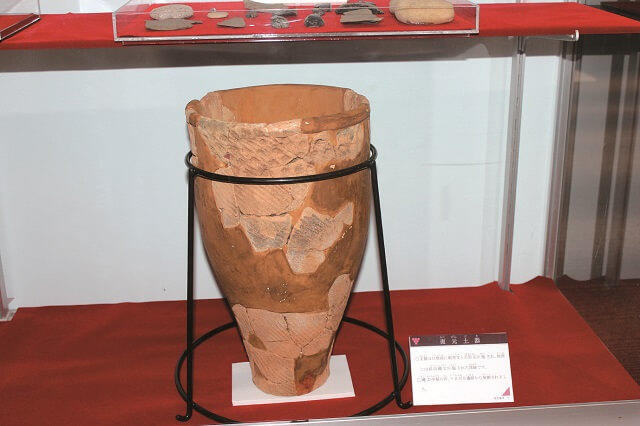 写真5：池田町郷土資料館に展示されている池田町から出土した縄文土器の復元の写真。