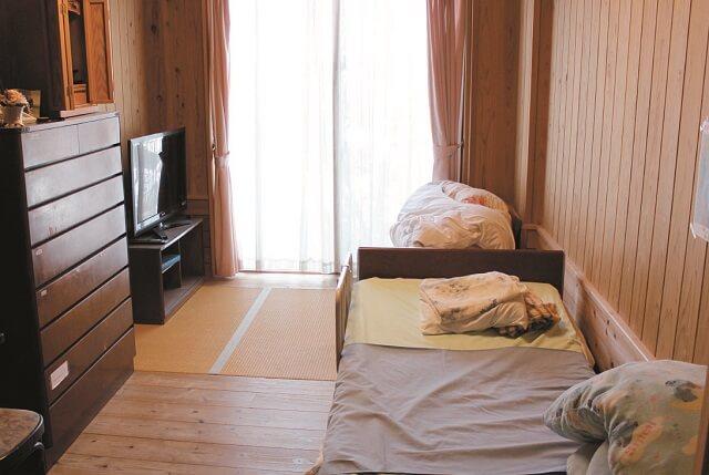 写真6：家族が看取りの時に泊まれる畳のスペースもある特養の居室の写真。