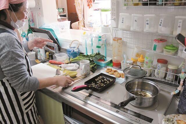 写真6：かあさんの家での昼食を作る厨房の様子を表す写真。