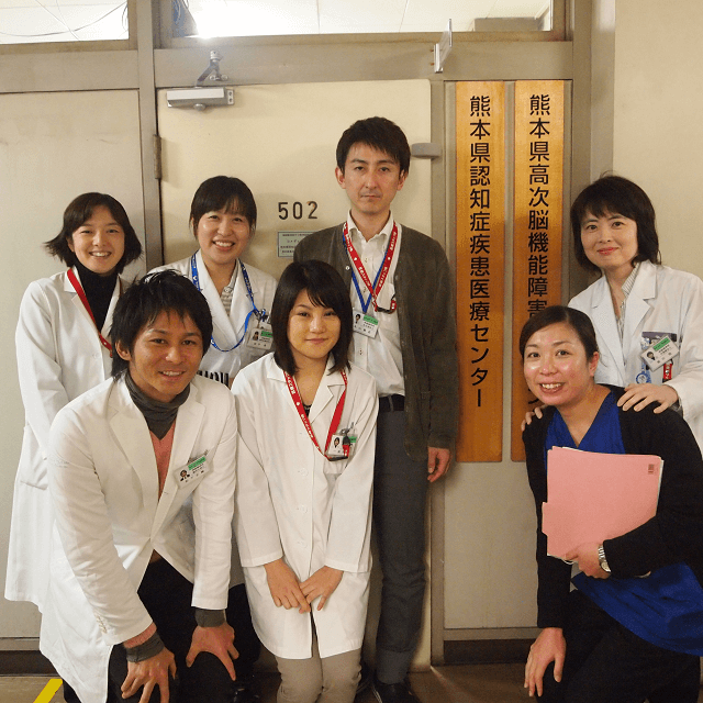 写真：熊本県基幹型認知症疾患医療センターのスタッフの皆さんの写真。