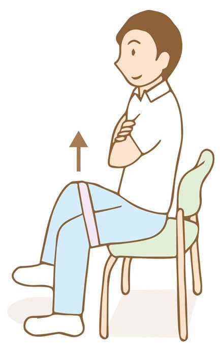 図2：椅子に座った姿勢でフィットネスバンドを使用し足踏み運動をする様子を表す図。