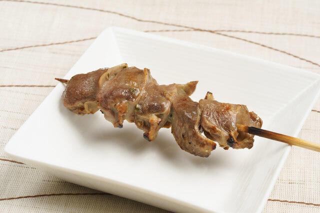 鶏肝臓の串の写真。肉の内臓類はコレステロールを多く含む動物性食品。