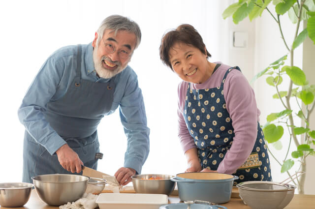 高齢者夫婦が料理している写真。料理は運動強度２.0メッツ。