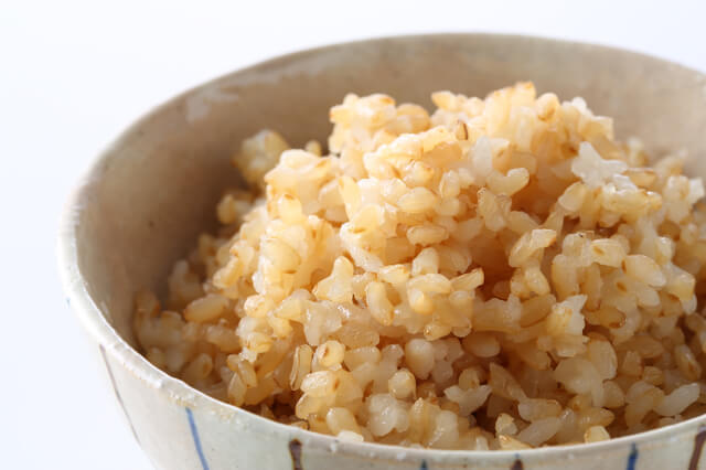 マグネシウムを多く含む食品の玄米ご飯の写真。