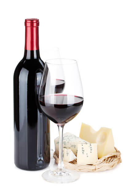 飲んでいる薬の作用や副作用を強めてしまう食品のチラミンを大量に含むチーズとワインの写真。薬剤との相互作用にチラミン中毒である、顔面紅潮、頭痛、急激な血圧上昇などの症状が現れることがあります。