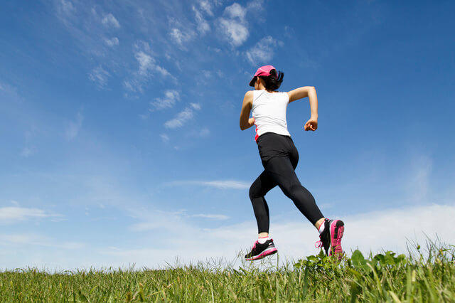 ジョギングする女性の写真。ジョギングは遅いペースで比較的長時間続けることができるため、有酸素運動として多くのカロリーを消費する効果がある。