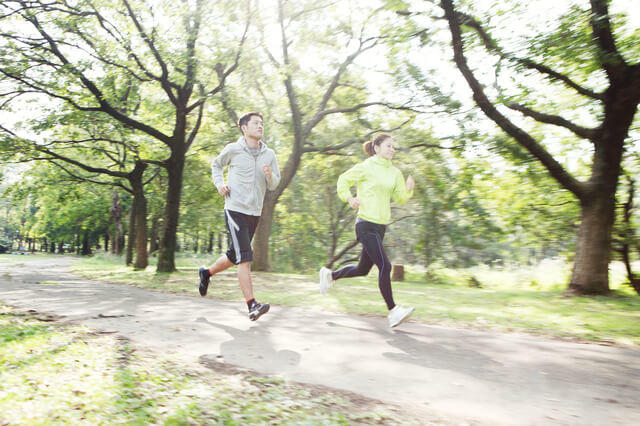 ジョギングをしている男女の写真。最大酸素摂取量は、個人が摂取できる単位時間当たりの酸素摂取量（l/分、あるいは㎖/㎏/分）の最大値のことです。身体活動量を高め、全身持久力を図るための指標である最大酸素摂取量を高めることは、健康に生活できる健康寿命を延ばすことを示す。