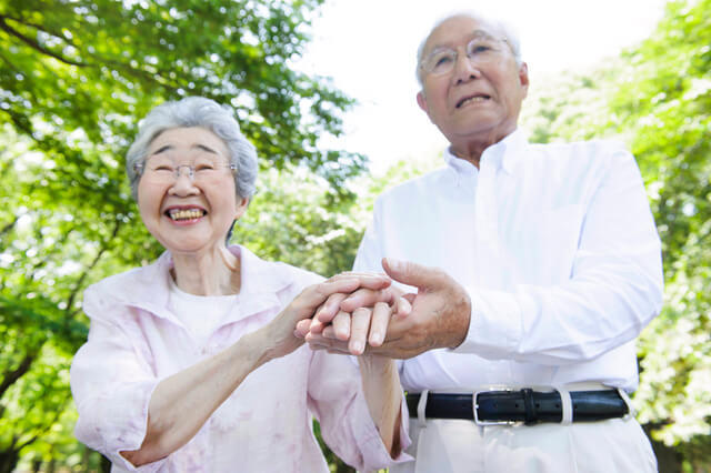 高齢者の生活的自立、経済的自立、身体的自立、精神的自立を表現した老夫婦の写真。精神的な自立を実感している人は、健康度の自己評価も高いことを表す。