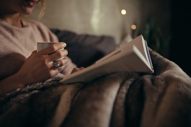 img1：ベッドで寝る前に読書する人の写真
