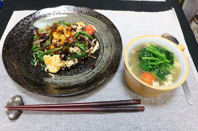 写真:きくらげの卵炒め甘酢あんかけときくらげとささみの卵スープの写真。