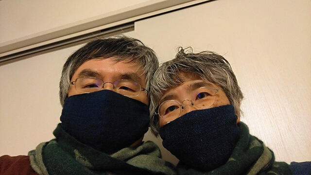 写真1:友人がラオスの布を使用して作ったマスクをつける筆者夫婦の様子を表す写真。