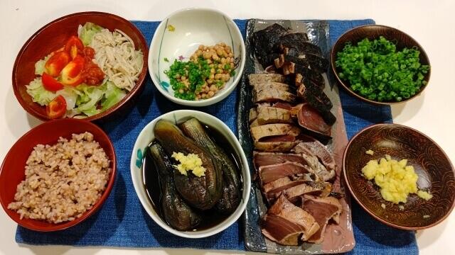 写真:著者の雑穀入り玄米とお刺身やおかず、汁物などの料理を表す写真。
