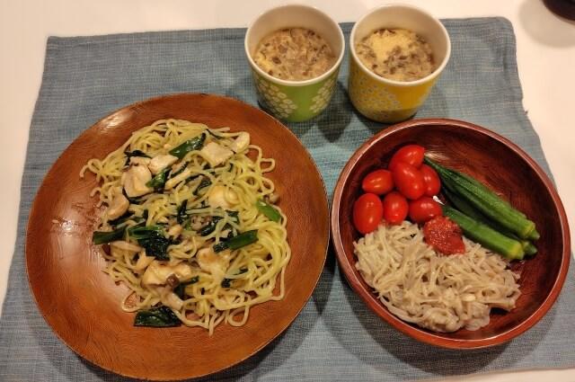 写真:茶碗蒸しを作った日の夕食。焼きそば、茶碗蒸し、ミニトマト、オクラが並んでいる。