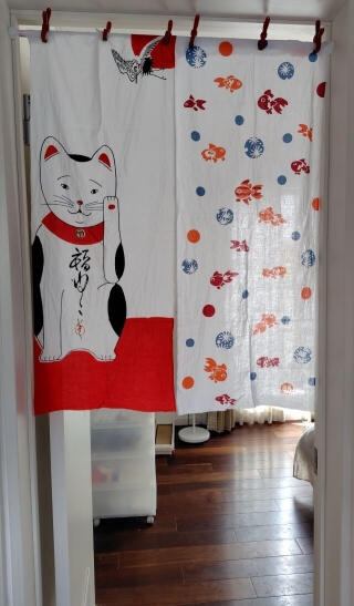 写真:猫の絵の手ぬぐいを2枚使用したのれん