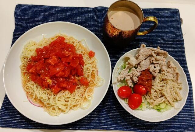 写真:著者が撮影したフレッシュトマトドレッシング冷製カッペリーニとサラダ、飲み物を表す写真。