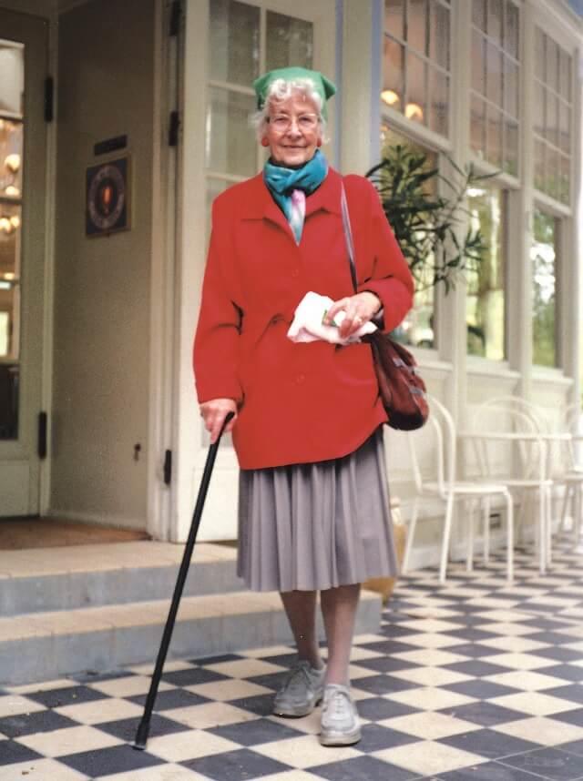 写真:デンマークで一人暮らしをする84歳の女性の写真。淋しい様子もなく背筋がよく伸び、堂々とした様子。
