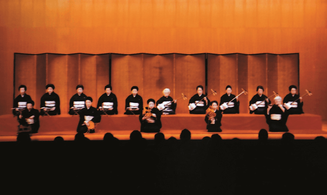 写真1:紀尾井ホールで開催された「百乃壽」で演奏する様子を表す写真。冗談中央がインタビュアーの杵屋響泉さん。