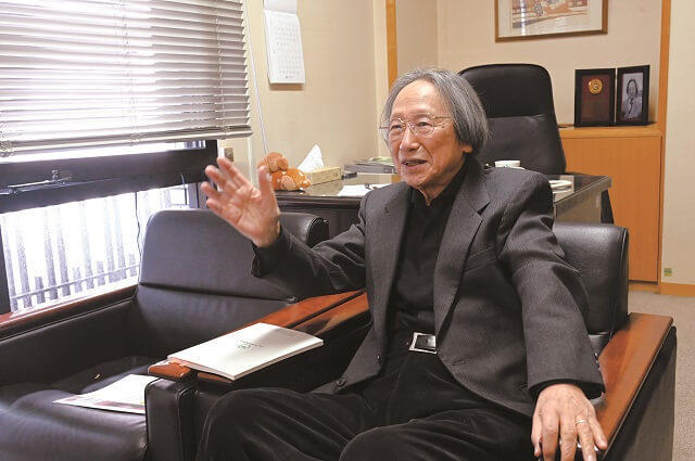 写真:京都市中央図書館館長室で中西さんにお話をうかがった際の様子を表わす写真。