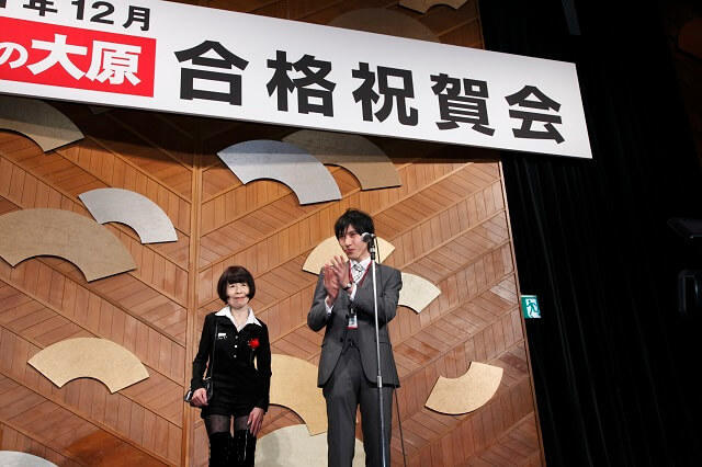 写真1:女性最高齢宅建合格者として表彰された筆者和田京子氏の様子を表す写真。(写真提供:和田京子不動産)