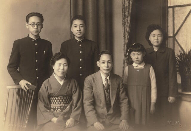 写真:1951年当時の中西さんの家族写真の様子を表わす写真。ご両親と姉、妹、弟の6人家族。