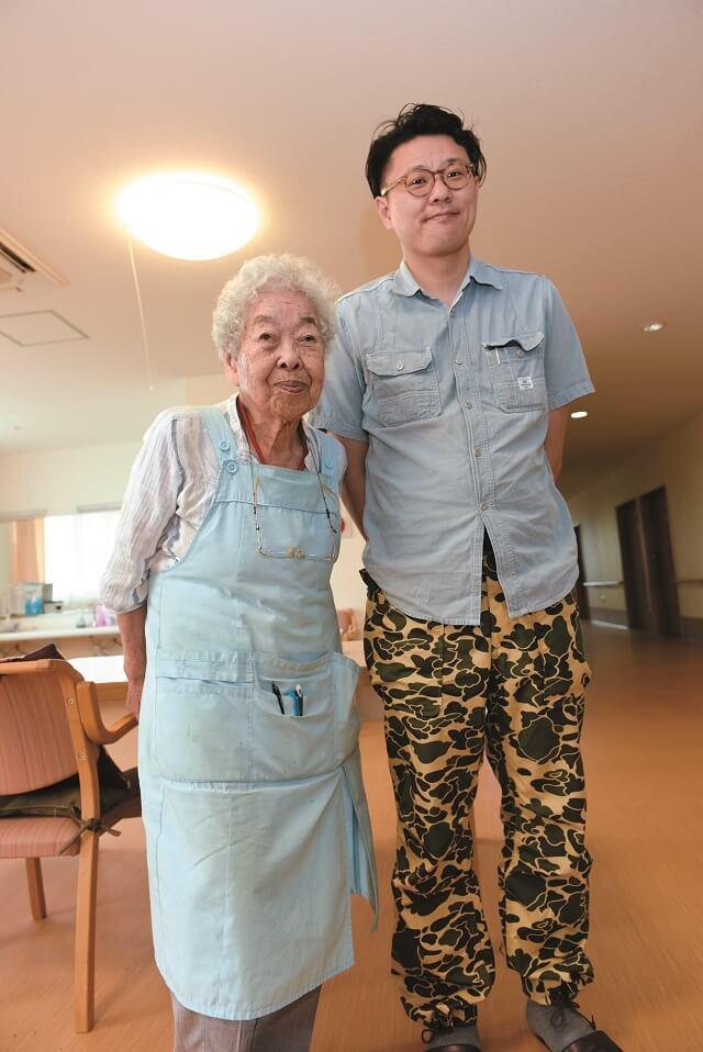 写真3:サービス付き高齢者向け住宅「いちしの里」を経営する浅野信二氏と池田さんの写真。