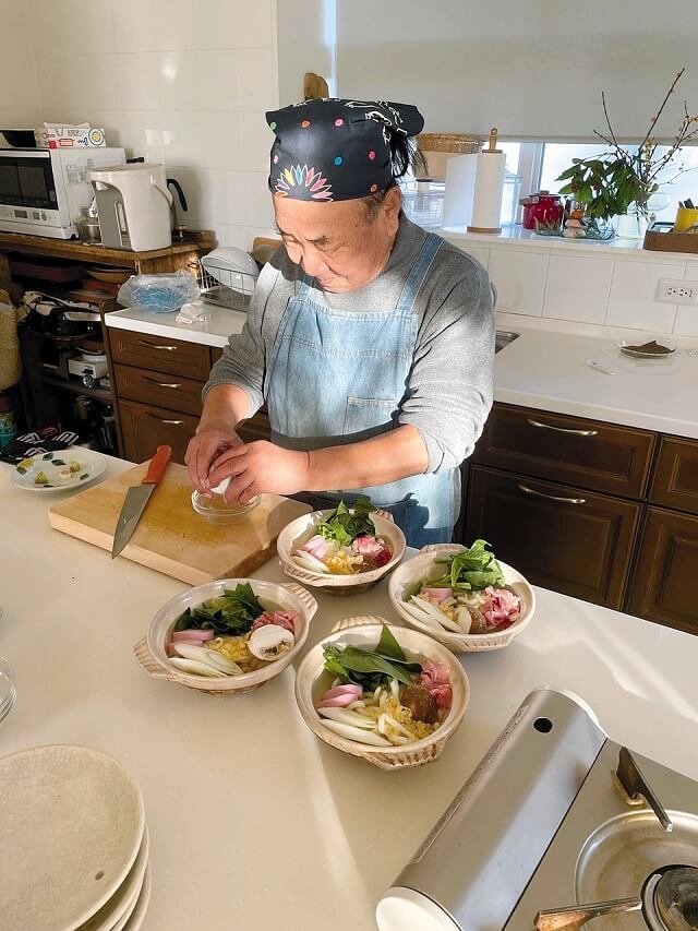 YouTube撮影用に鍋焼きうどんをつくるまさるさんの写真(本人提供)。