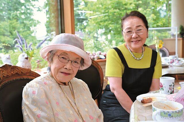 写真3:インタビュアー紫竹さんと長女で専務の隈本かずよさんとのツーショット写真。