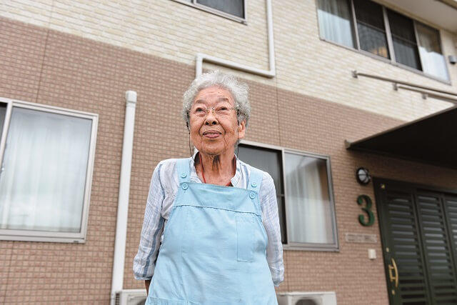 写真5:勤務するいちしの里の前に立つ池田さんの写真。