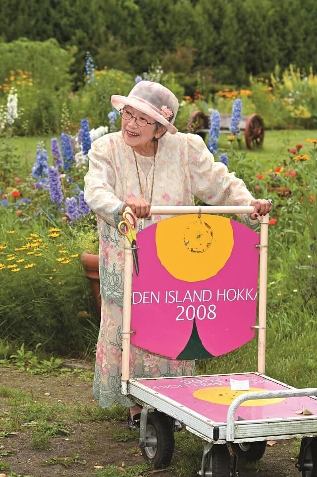 写真5:紫竹さんがガーデンの来訪者ひとりひとりに声をかける様子を表す写真。