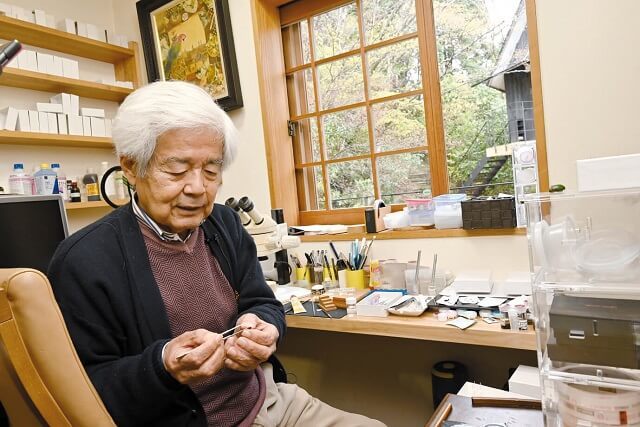 昆虫の縮んだ足を伸ばして標本作業をするようろうさんの写真。急に生き生きとした表情になったようろうさんに「それが生きがいなんですか?」と問うと、「そうです」と言う。