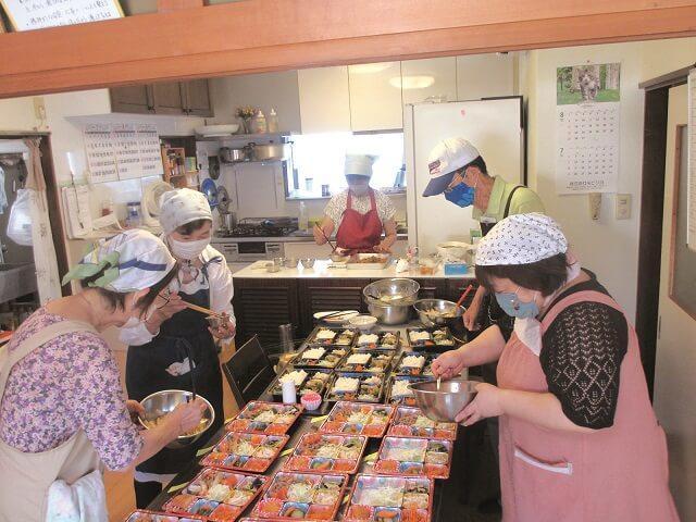 写真6:宅配弁当を作るボランティアさんの様子を表わす写真。
