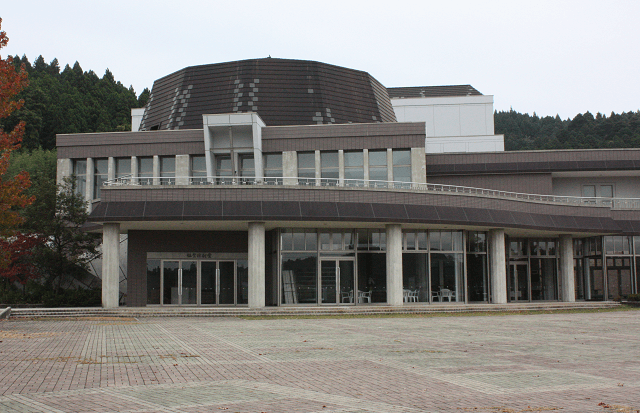 写真1:石川県七尾市中島町にある文化的活動のシンボルとなっている能登演劇堂の写真。俳優の仲代達矢さん監修の劇場。