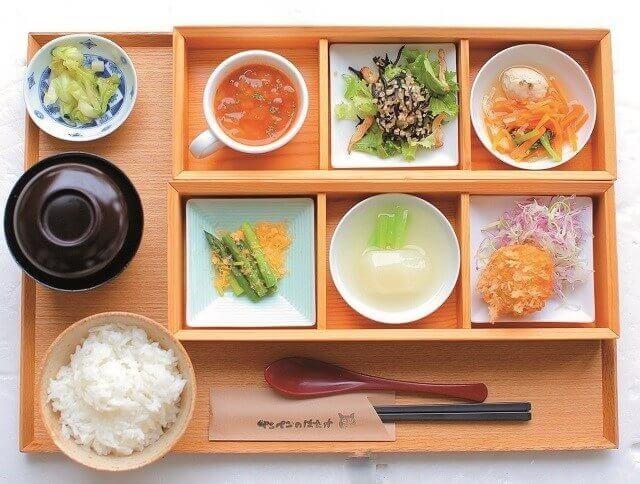 写真2:ぺこぺこのはたけのレストランでの人気メニュー小鉢御膳の写真。