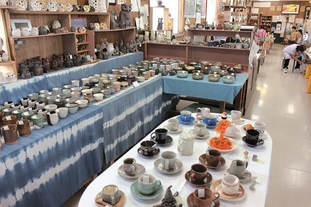 写真2:いきがいセンター内で販売されている「いきがい焼き」の商品。コーヒーカップ、湯飲み、フクロウの置物などさまざまなものが並ぶ。