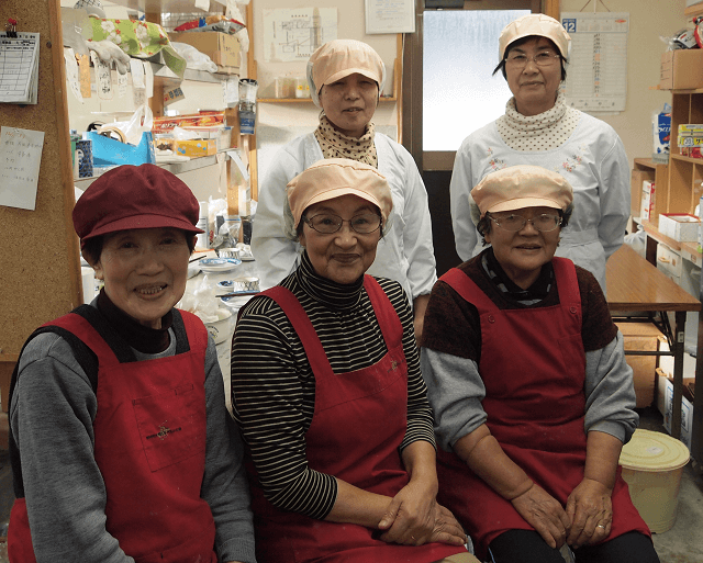 写真2:茶の里野菜村で、地元野菜を使った郷土食を提供する食堂の運営を担う組合女性部の皆さんの写真。