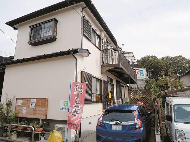 写真2:DAYS BLG!の施設の様子を表す写真。東京郊外の清閑な住宅地の一角に位置し、2階に住む大家さんから借りて運営されている。