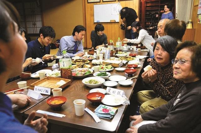 写真2:街ing本郷の主な活動のひとつである多世代交流の様子を表す写真。