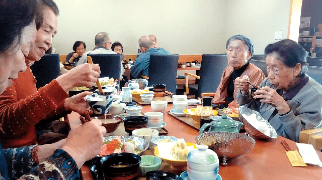写真3:高齢者の居場所づくりとして行われている町の食堂に集まって食事を楽しむ「ちょっくらランチ」の様子を表す写真。