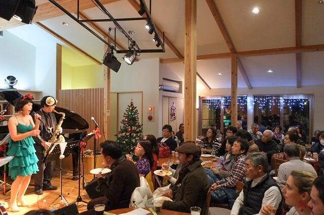 写真4:share金沢内にあるライブハウス付きカフェバーで開かれたコンサートに地域の住民が集う様子を表す写真。