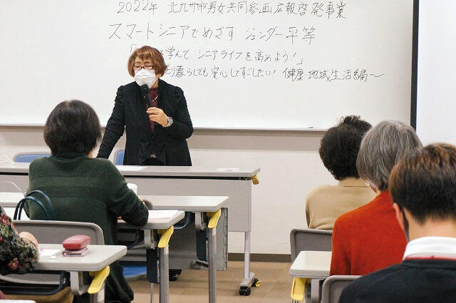 写真4、北九州市男女共同参画広報啓発事業「スマートシニアでめざすジェンダー平等~ICTを学んで、シニアライフを高めよう!」で講演するとみやすさんの写真。