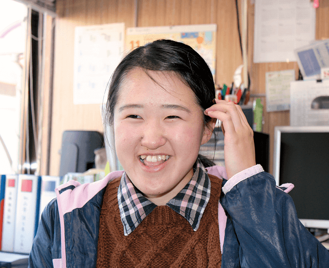 写真4:かわね来風事務局の山下摩耶さんの写真。高齢者の居場所づくりとして行われている食事会の担当事務局に所属。食事会を通し高齢者と地域の世代間交流が行われている。